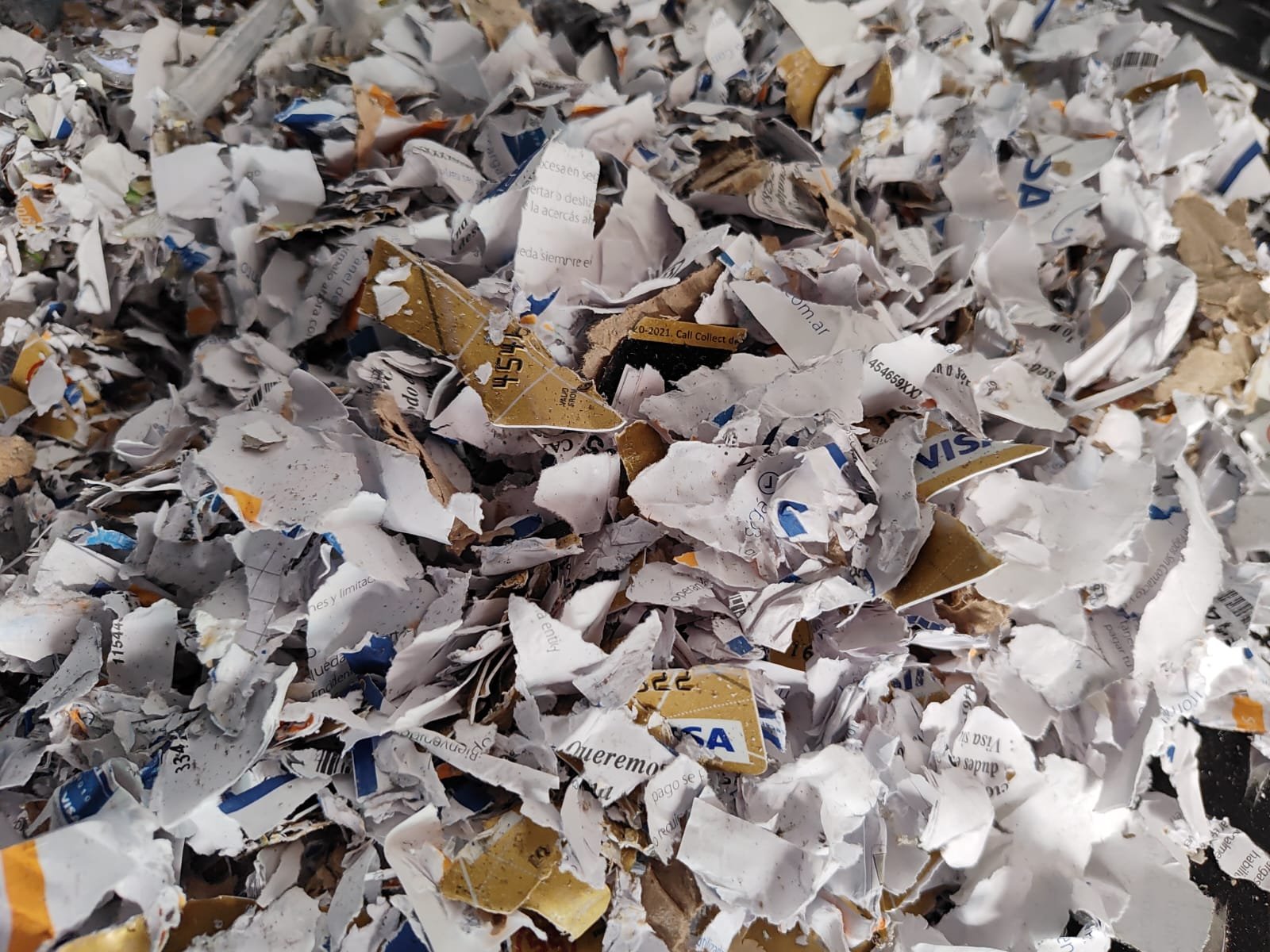 Partículas de papel tras el proceso de trituración